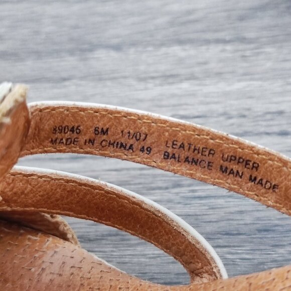 Clarks Strappy Sandals Sz 8 Beige Brown Leather Round Toe Slip On Heeled Sandal - Picture 9 of 15